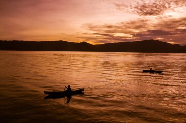 Lake Toba, Samosir Adası, Endonezya, yansımaları ile gündoğumu günbatımı.