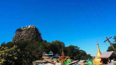 Myanmar 'daki Popa Dağı manzarası. Popa Dağı, deniz seviyesinden 1518 metre (4981 feet) yükseklikte sönmüş bir volkandır. Şimdi bir hac alanı, dağların tepesinde sayısız Nat tapınakları ve kalıntıları var.