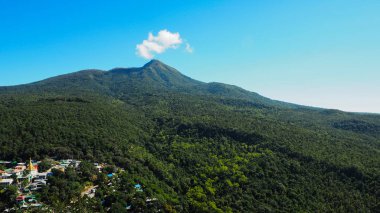 Myanmar 'daki Popa Dağı manzarası. Popa Dağı, deniz seviyesinden 1518 metre (4981 feet) yükseklikte sönmüş bir volkandır. Şimdi bir hac alanı, dağların tepesinde sayısız Nat tapınakları ve kalıntıları var.
