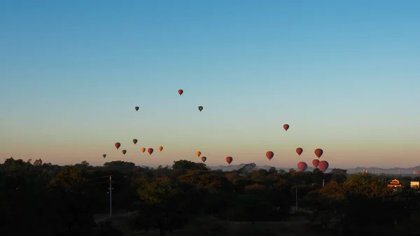 Luchtballonnen Boven Kleurrijke Oude Tempels Bij Zonsopgang Bagan — Stockfoto