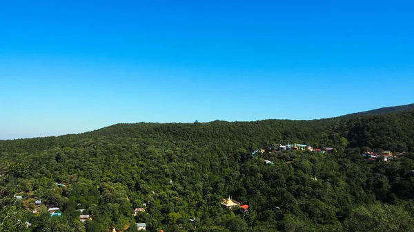 缅甸波帕山的景色 波帕山是一座海拔1518米 4981英尺 的灭绝火山 现在是一个朝圣的地方 山上有无数的纳特寺庙和遗址 — 图库照片