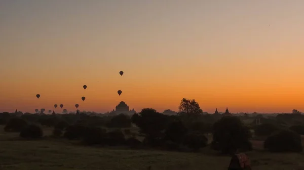 Воздушные Шары Над Храмом Дхаммаяньи Баган Мьянма Воздушные Шары Над — стоковое фото