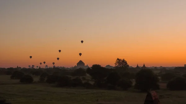 Воздушные Шары Над Храмом Дхаммаяньи Баган Мьянма Воздушные Шары Над — стоковое фото
