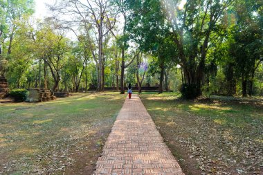 Kamphaeng Phet Historical Park, Tayland için kaldırımda yürüyen kadın
