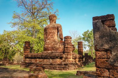 Wat Phra Si Iriyabot Kamphaeng Phet Historical Park içinde eski Buda heykeli. Kamphaeng Phet. Tayland