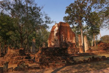 Wat Phra Si Iriyabot Kamphaeng Phet Historical Park içinde eski Buda heykeli. Kamphaeng Phet. Tayland