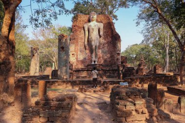Wat Phra Si Iriyabot Kamphaeng Phet Historical Park içinde eski Buda heykeli. Kamphaeng Phet. Tayland
