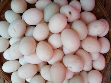 Her türlü yumurta korunmuş ördek yumurta ve tavuk yumurta gibi. Orada çoğu düzenleme yerel pazarda Satılık