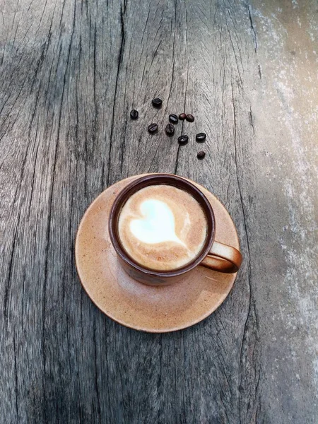 ホットカフェラテ木製の背景 新鮮なコーヒーのコーヒー カップにコーヒー — ストック写真
