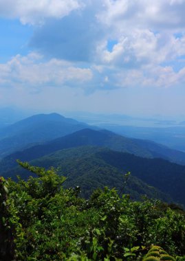 Dağlarda günbatımı, sunrise dağlar, kırmızı gökyüzü dağlarda yukarıda güneş