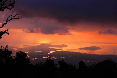 Dağlarda günbatımı, sunrise dağlar, kırmızı gökyüzü dağlarda yukarıda güneş