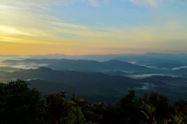 Dağlarda günbatımı, sunrise dağlar, kırmızı gökyüzü dağlarda yukarıda güneş