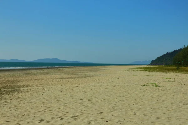 Pięknej Tropikalnej Plaży Słoneczny Dzień — Zdjęcie stockowe