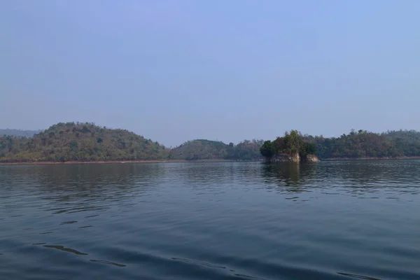 Gunung Danau Dan Langit Biru Dengan Awan Putih Provinsi Kanchanaburi — Stok Foto