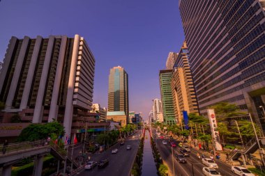 Bangkok, Tayland - 20 Nisan 2017: modern ofis binası ve köprü Chong Bangkok'un istasyonu bts gökyüzü tren toplu taşıma sistemi üzerinde 20 Nisan 2017 Bangkok, Tayland, Thailand, cityscape.