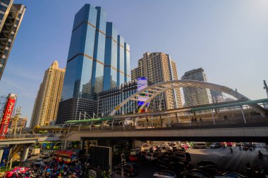 Bangkok, Tayland - 20 Nisan 2017: modern ofis binası ve köprü Chong Bangkok'un istasyonu bts gökyüzü tren toplu taşıma sistemi üzerinde 20 Nisan 2017 Bangkok, Tayland, Thailand, cityscape.