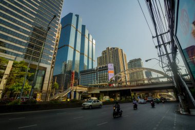 Bangkok, Tayland - 20 Nisan 2017: modern ofis binası ve köprü Chong Bangkok'un istasyonu bts gökyüzü tren toplu taşıma sistemi üzerinde 20 Nisan 2017 Bangkok, Tayland, Thailand, cityscape.