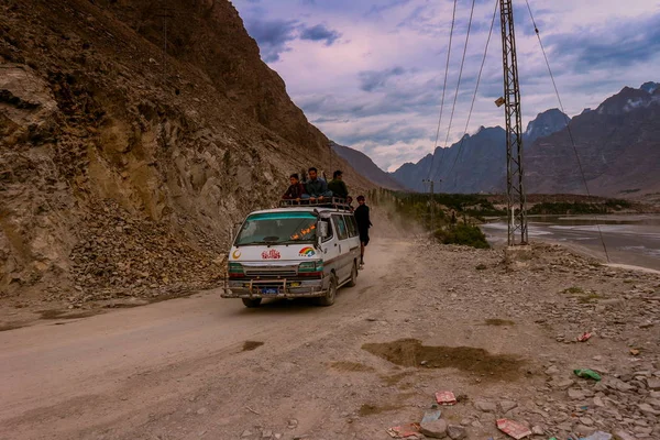 Skardu Pakistán Julio Furgoneta Pasajeros Identificados Carretera Local Julio 2018 — Foto de Stock