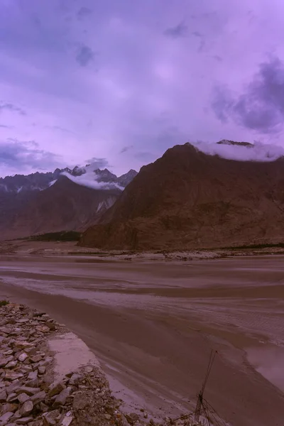 パキスタン ギルギット バルティスタン州スカルドのカッパナ冷たい砂漠を流れるインダス川の風景 — ストック写真