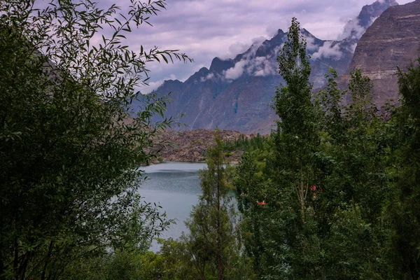 山と葉を持つカチュラ湖の景色 Skardu Gilgit Baltistan Pakistan — ストック写真