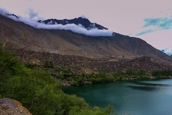 山と葉を持つカチュラ湖の景色 Skardu Gilgit Baltistan Pakistan — ストック写真