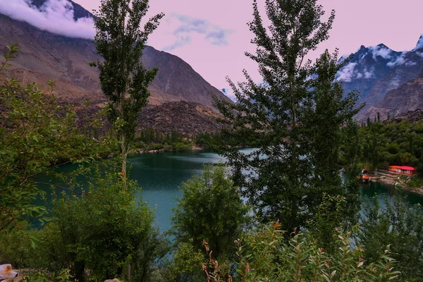 Kilátás Kachura Tóra Hegyekkel Lombozattal Skardu Gilgit Baltistan Pakisztán — Stock Fotó