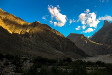 Jula Kampı 'ndaki dağ çölü manzarası, Skardu, Gilgit Baltistan, Pakistan.