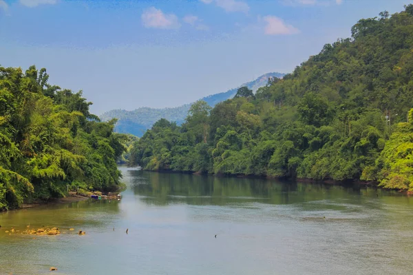 Sungai Lansekap Kwai Yai Dengan Gunung Taman Nasional Erawan Kanchanaburi — Stok Foto