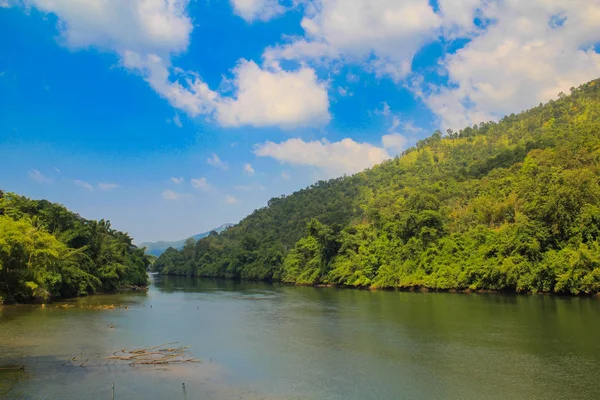 Sungai Lansekap Kwai Yai Dengan Gunung Taman Nasional Erawan Kanchanaburi — Stok Foto