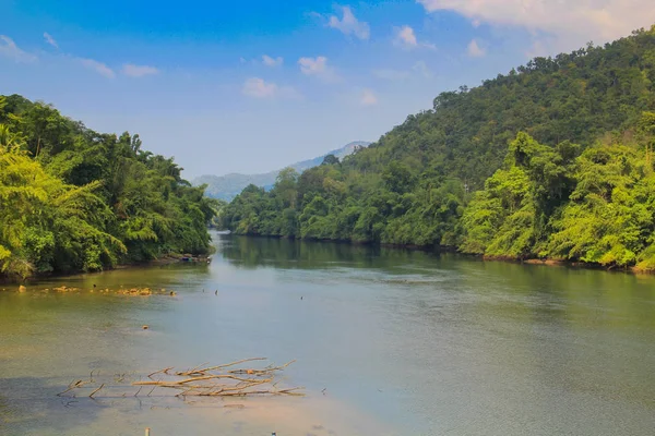 風景川クワイYai山とErawan国立公園 Kanchanaburi Thailand — ストック写真