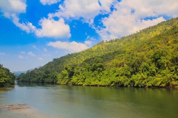 風景川クワイYai山とErawan国立公園 Kanchanaburi Thailand — ストック写真