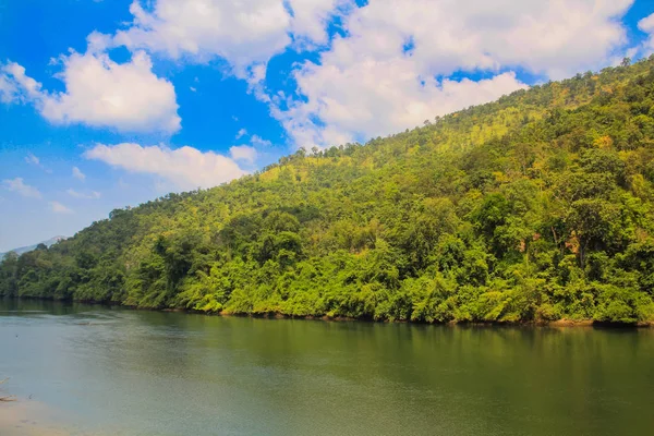 Sungai Lansekap Kwai Yai Dengan Gunung Taman Nasional Erawan Kanchanaburi — Stok Foto