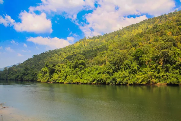 Sungai Lansekap Kwai Yai Dengan Gunung Taman Nasional Erawan Kanchanaburi — Stok Foto