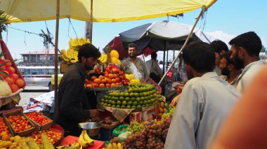 Keşmir, Hindistan - 1 Temmuz 2017:: Hintliler ve gezginler Leh Ladakh şehrindeki Leh ana çarşısında 1 Temmuz 2017 'de Hindistan' ın Jammu ve Kaşmir kentlerinde gezici gezici ziyaretler ve satış ürünleri satın alıyorlar.