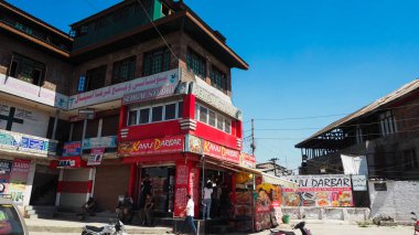 Jammu Kashmir, Hindistan - 1 Temmuz 2017: Hintli insan ve gezginler Leh Ladakh şehrindeki Leh ana çarşısında 1 Temmuz 2017 tarihinde Hindistan 'ın Jammu ve Kashmir kentlerinde gezici gezi ve satış ürünleri satın alıyorlar.