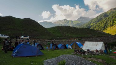 Keşmir, Hindistan - 1 Temmuz 2017: Sonamarg, Jammu ve Kashmir 'in güzel dağ manzarasında kamp yapan bir grup turist, Hindistan