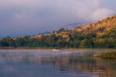 Gün batımı nehirde ve dağda