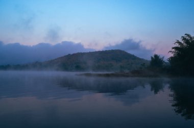 Gün batımı nehirde ve dağda