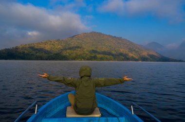 Özgürlük adamları elleri havada nehirde boad üzerinde oturuyor.
