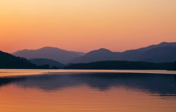 Zonsondergang Zonsopgang Boven Rivier Berg — Stockfoto