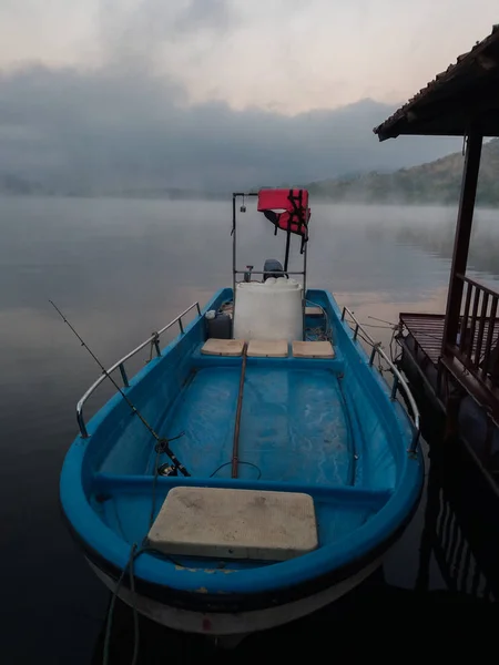 Vissersboot Een Kalme Meerwater — Stockfoto