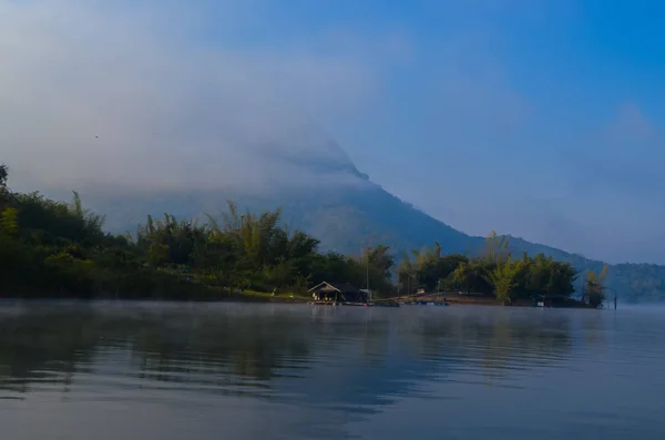 朝霧のある湖と山 — ストック写真