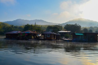Sabah sisli gölde bir köy