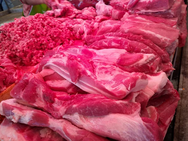 Rohes Schweinefleisch Zum Verkauf Auf Dem Markt — Stockfoto