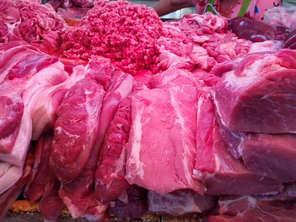 Rohes Schweinefleisch Zum Verkauf Auf Dem Markt — Stockfoto