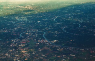 Chao Phraya Nehri'nin havadan görünümü. Kırsal alan ve gün batımında tarım alanı. Köy ve Bangkok şehir, Tayland için ormandaki ağaçlar evlerde