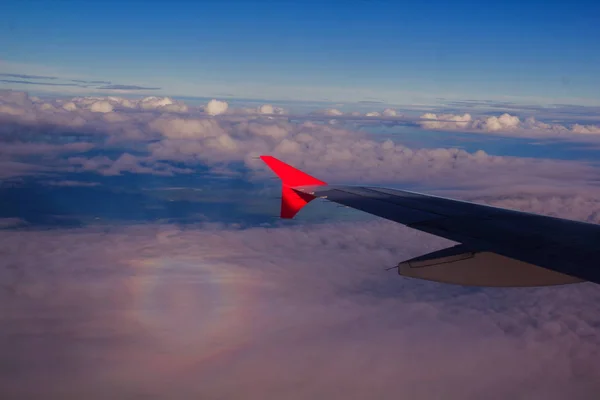 Tragfläche Des Flugzeugs Bei Bewölktem Himmel Mit Regenbogeneffekt — Stockfoto