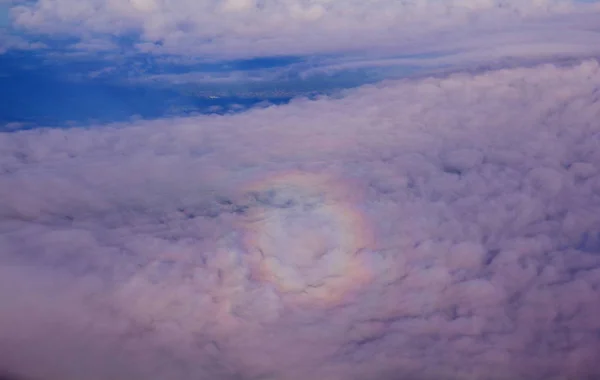 Ala Avião Céu Nublado Com Efeito Arco Íris — Fotografia de Stock