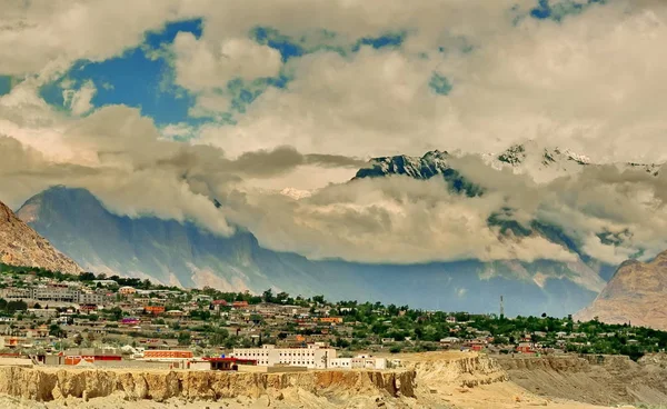 Uma Cidade Cercada Por Montanhas Ver Enquanto Viaja Karakoram Highway — Fotografia de Stock