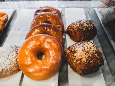 Pastanedeki ahşap yastıktaki kurabiye.